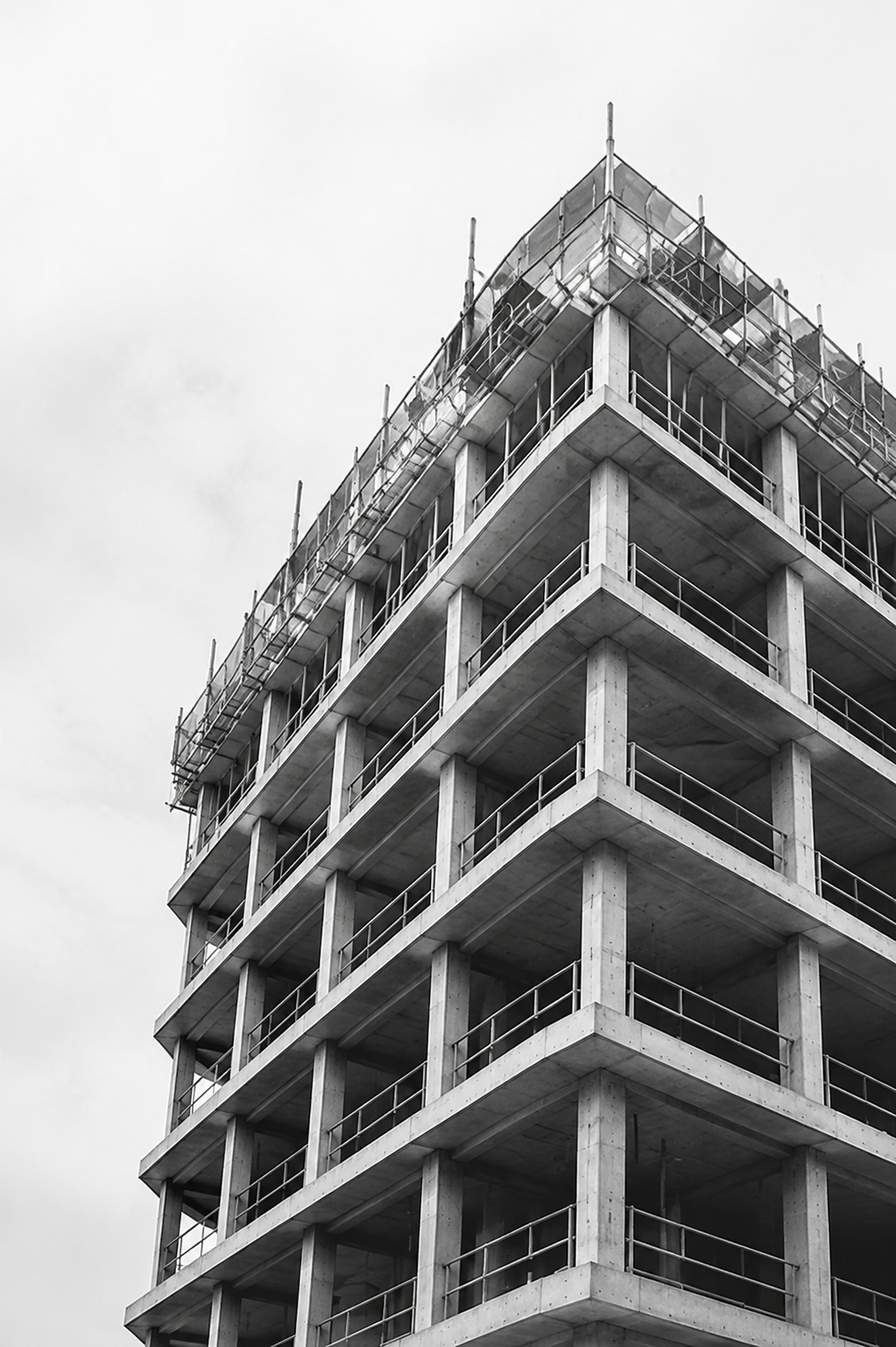 Edifício em construção representando conhecimento em construção civil